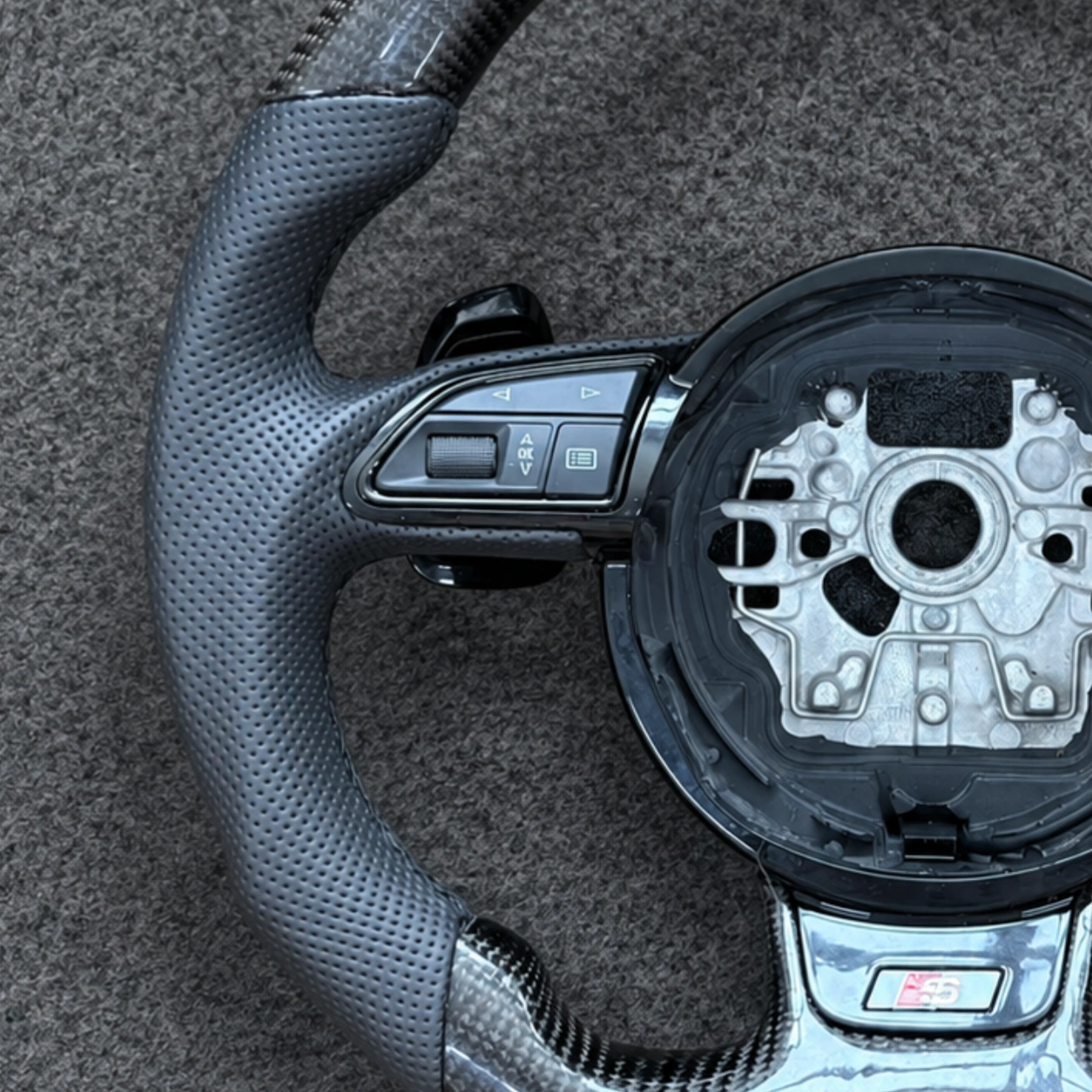 Gray Perforated Leather Grip Detail Gloss Carbon Fiber Steering Wheel For Audi A4 A5 S4 S5 RS5